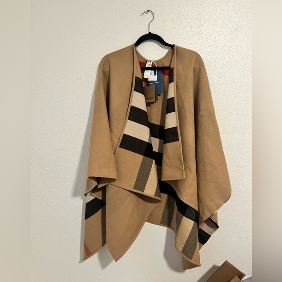 ๐ Burberry Check Reversible Camel Check Cape Poncho - Picture 3 of 8
